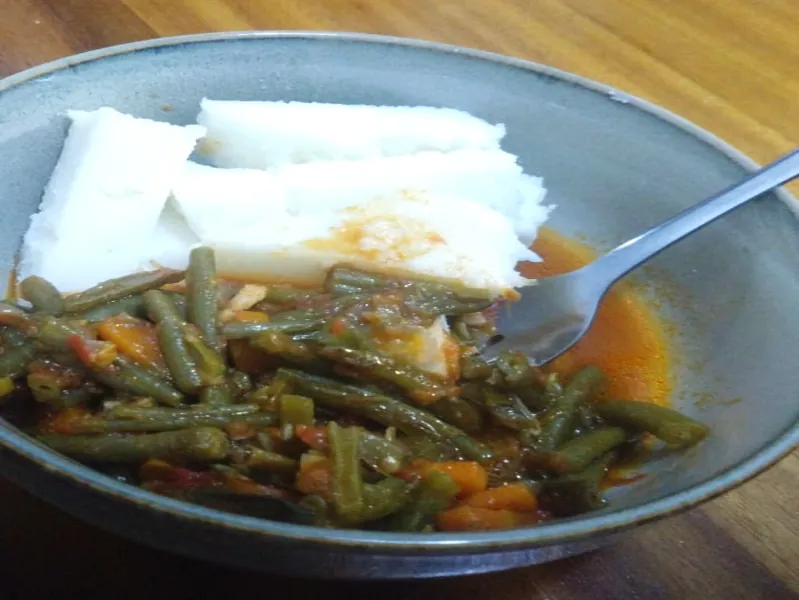 Stewed green beans served with boiled white yam